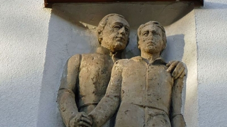Fassadenschmuck - Adolph Kolping mit Geselle 